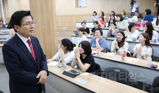 자유한국당 황교안 대표가 20일 오후 숙명여대를 방문, 학생들에게 특강을 하고 있다.